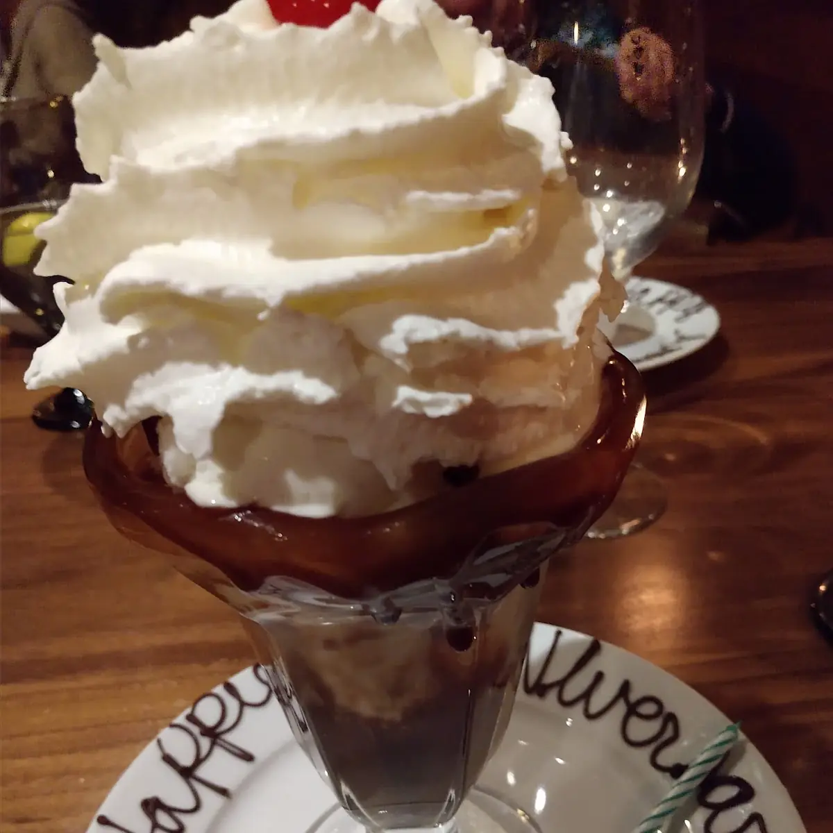 Hot Fudge Sundae w Chopped Nuts