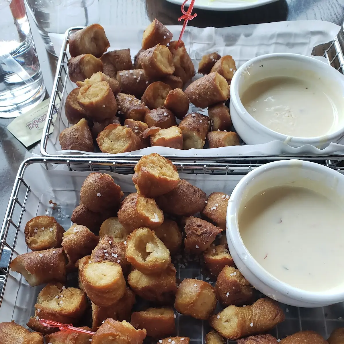 Pretzel Bites w Queso