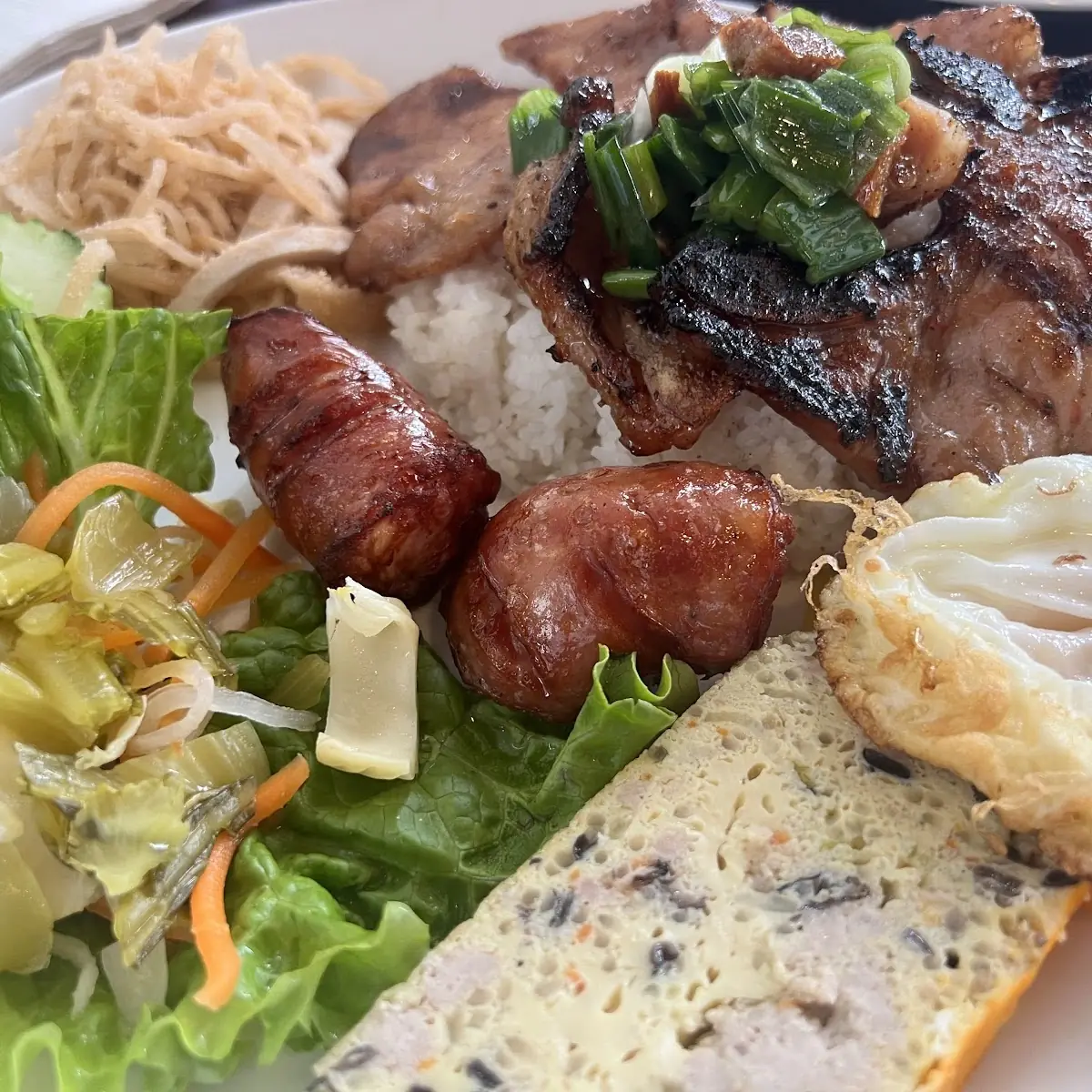 Cơm Sườn Bì Chả Lạp Xưởng