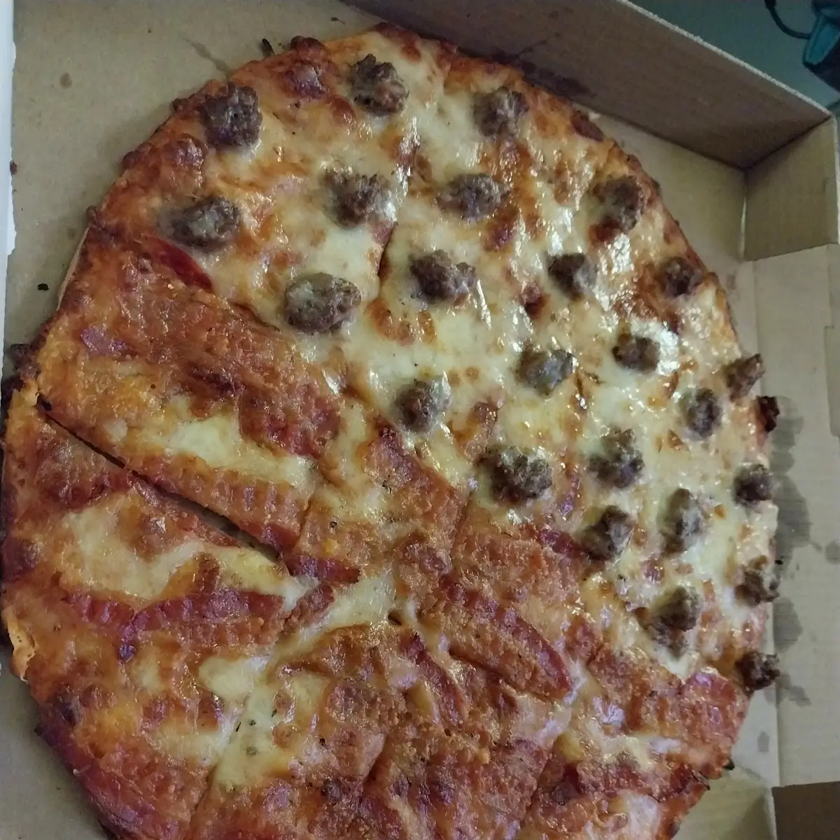 Half Bacon Half Sausage Piźza