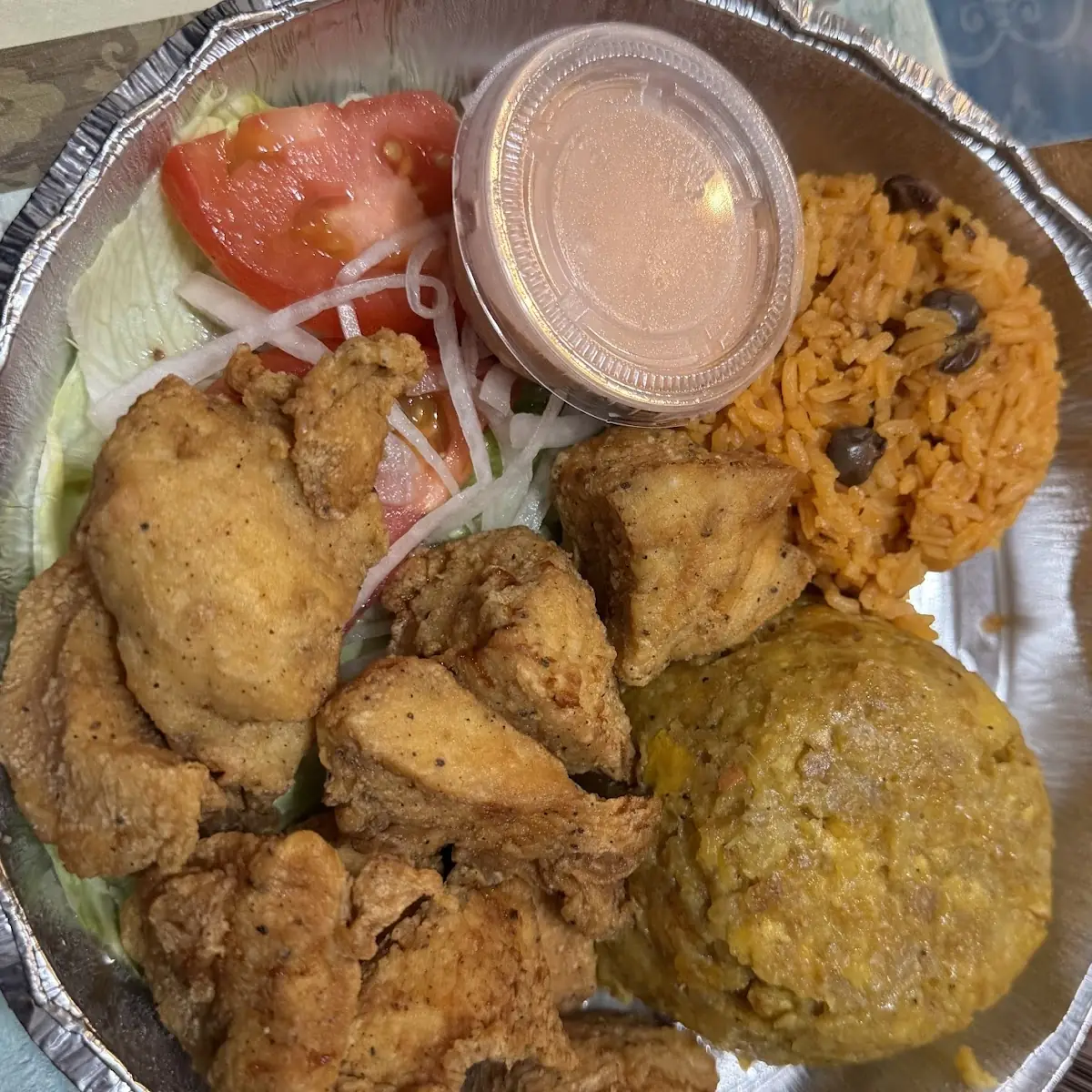 Mofongo Chicharrones de Pollo Y Ensalada Verde