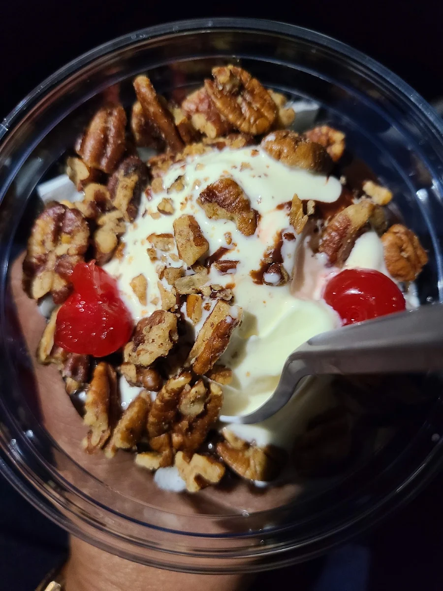 Andy's Hit Fudge Sundae with Pecans
