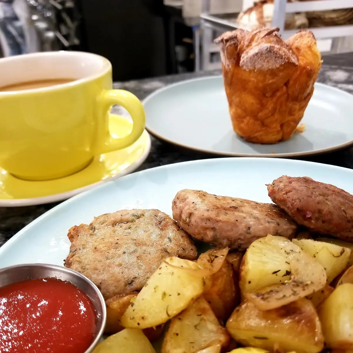 Vive Breakfast with Turkey Sausage & Turmeric Monkey Bread
