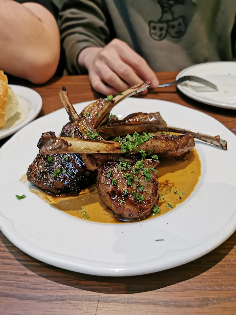 Lamb Chop, Linh Café