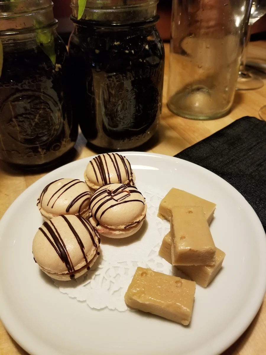 Macarons Aux Framboises & Sucre À la Crème