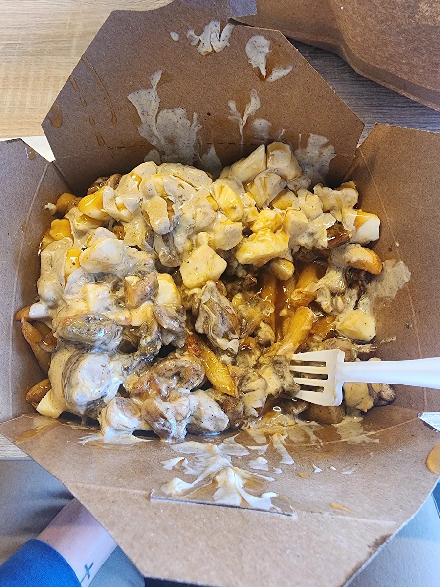 Jerk Chicken Poutine, Habibz Corner