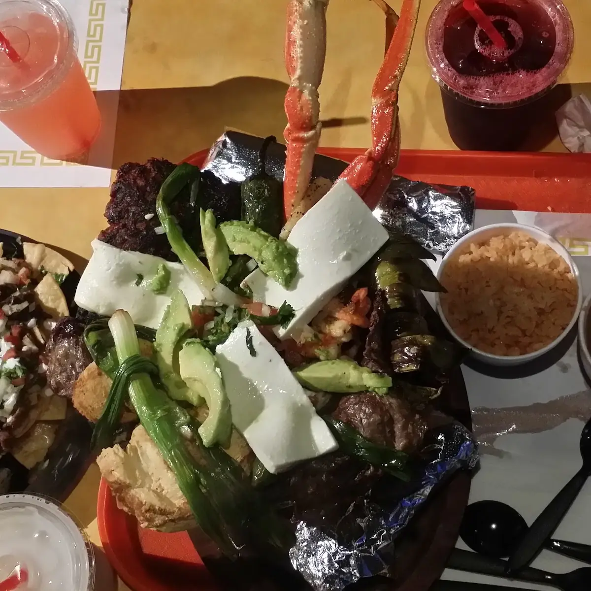 Molcajete Mixto Carne Roja Y Mariscos