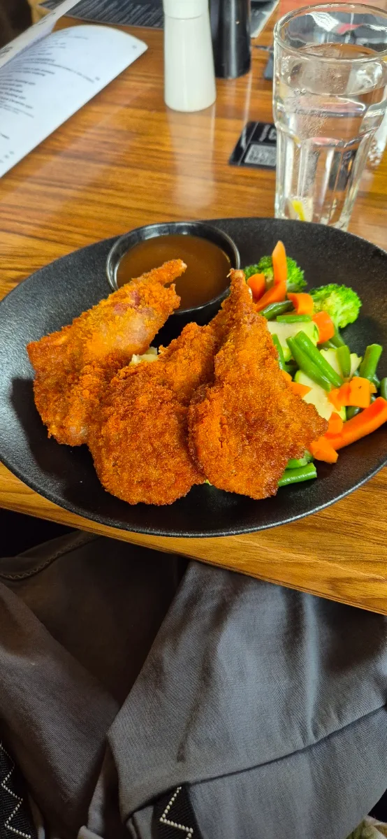 Crumbed Lamb Cutlets with Vegetables and Mushroom Gravy, Top Pub