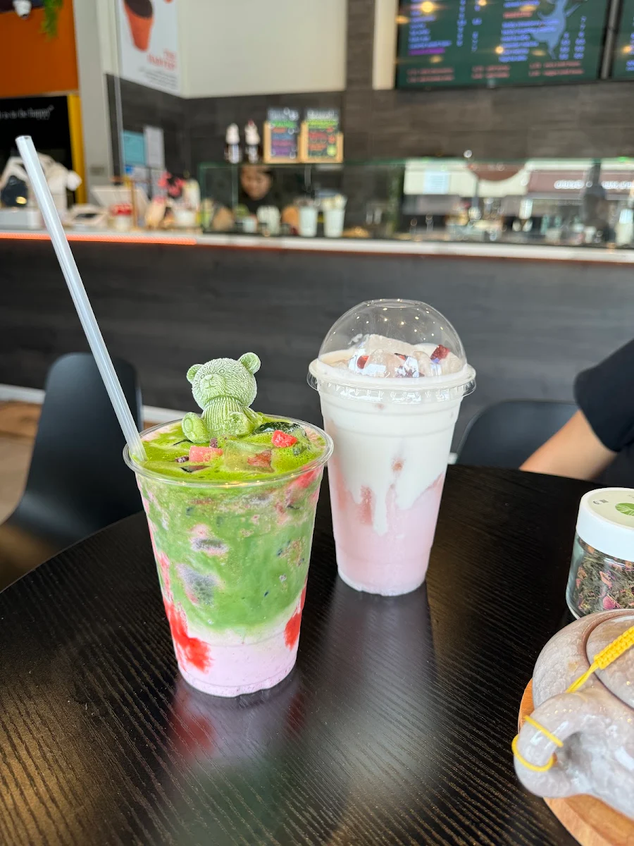 Iced Teddy Strawberry Matcha