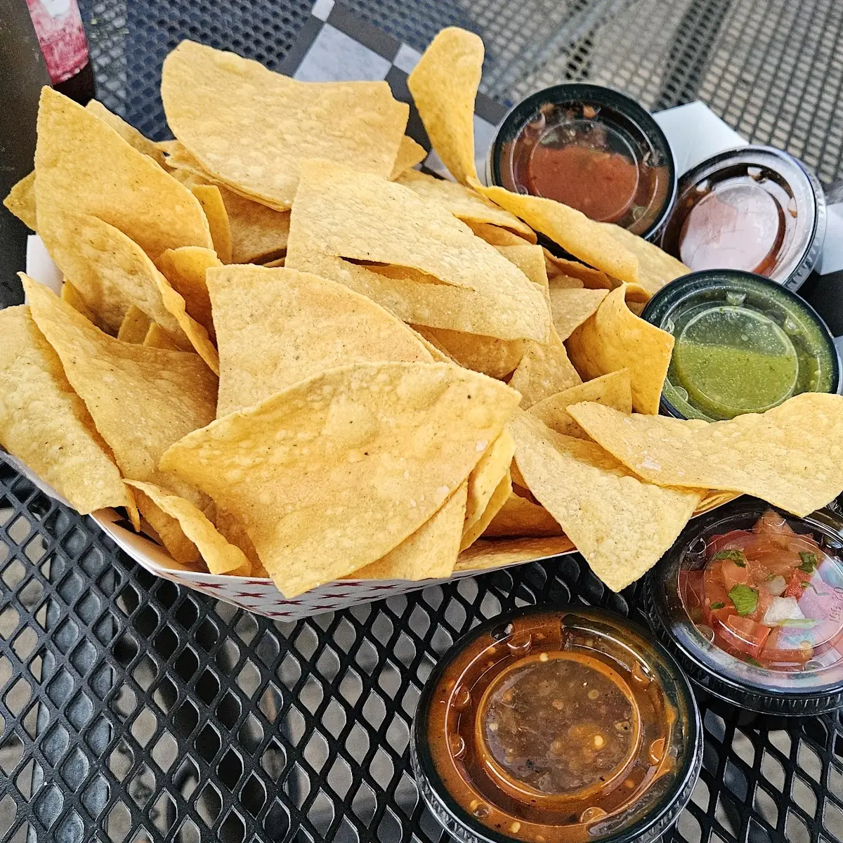 Appetizer Chips & guacamole