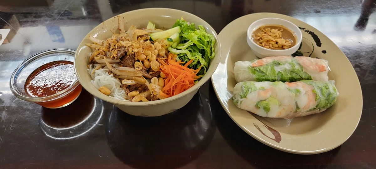 Gỏi Cuốn Bún Xào Thịt Bò