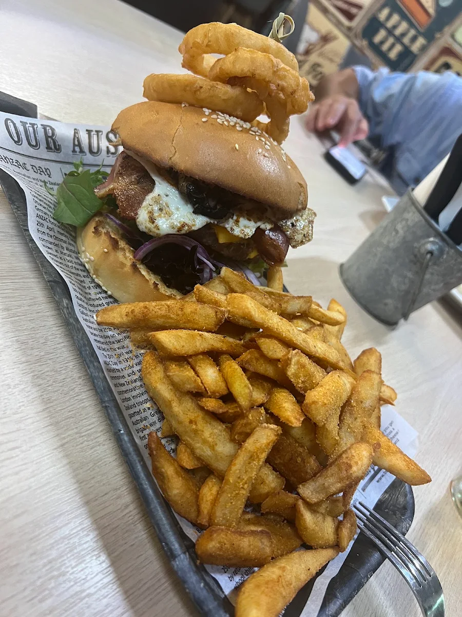 Beef Burger, Hotel Dunedoo