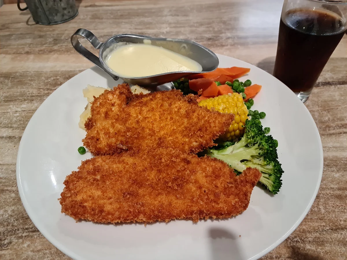Chicken Schnitty & Veg with Creamy Garlic Sauce, Hotel Dunedoo