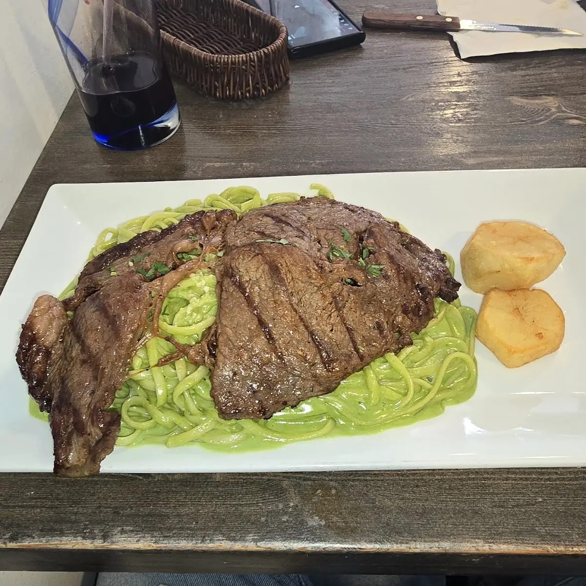 Tallarines Verdes Con Bistec