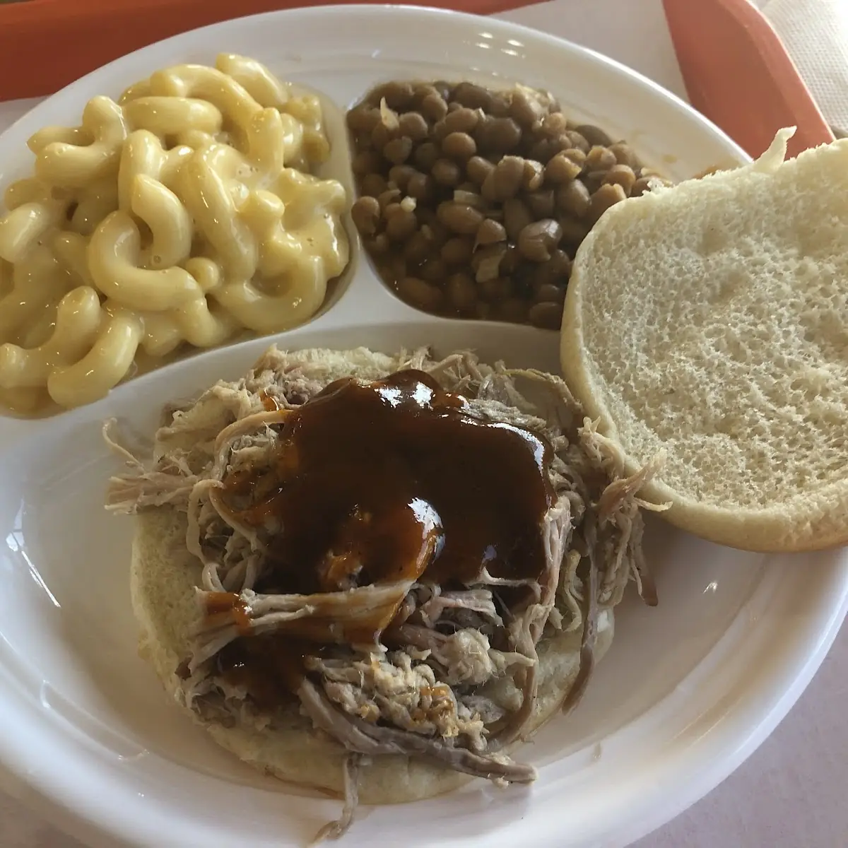 Pulled Pork Sandwich with Baked Beans and Mac&Cheese