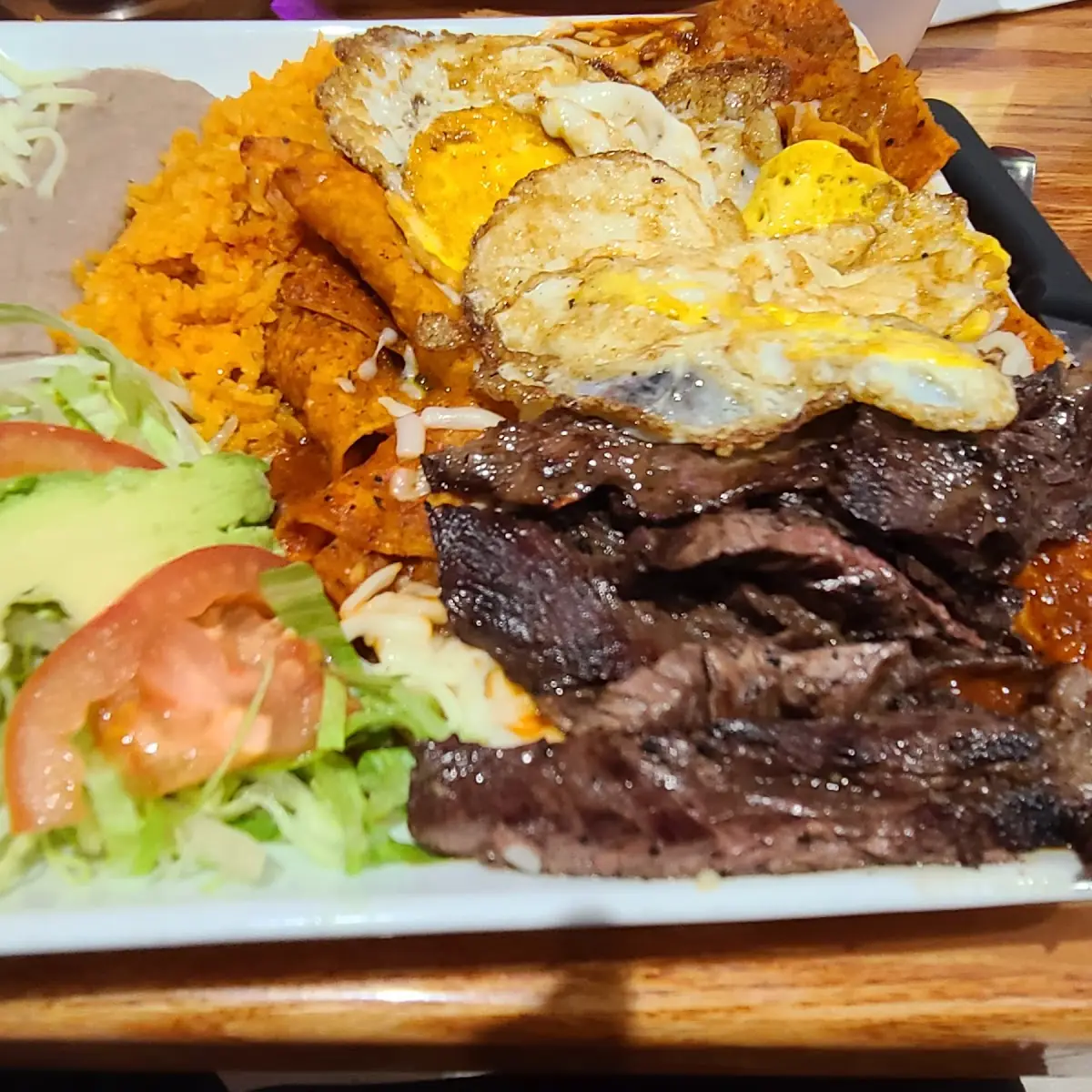 Chilaquiles Rojos Con Carne Y Huevo