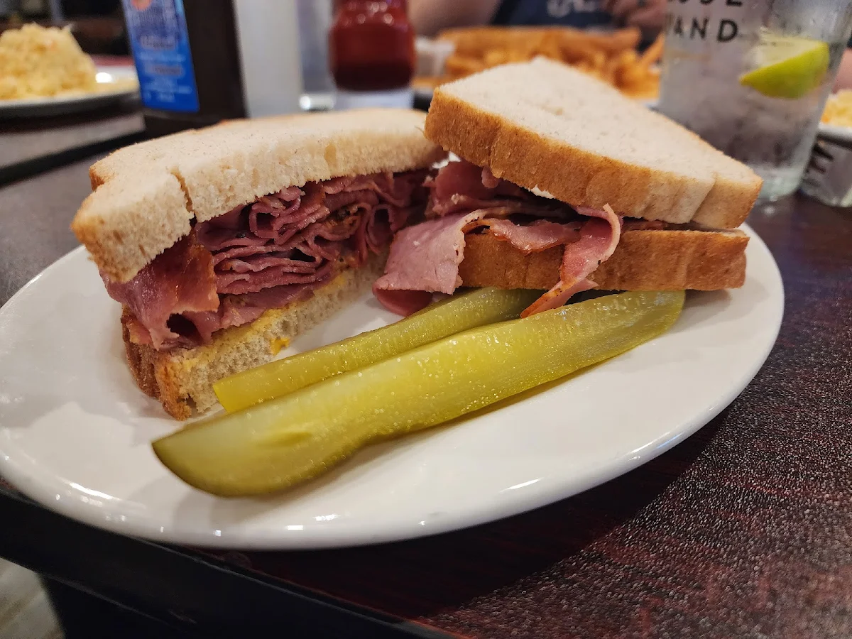 Highlights, Midtown-Boomers Tavern & Lounge