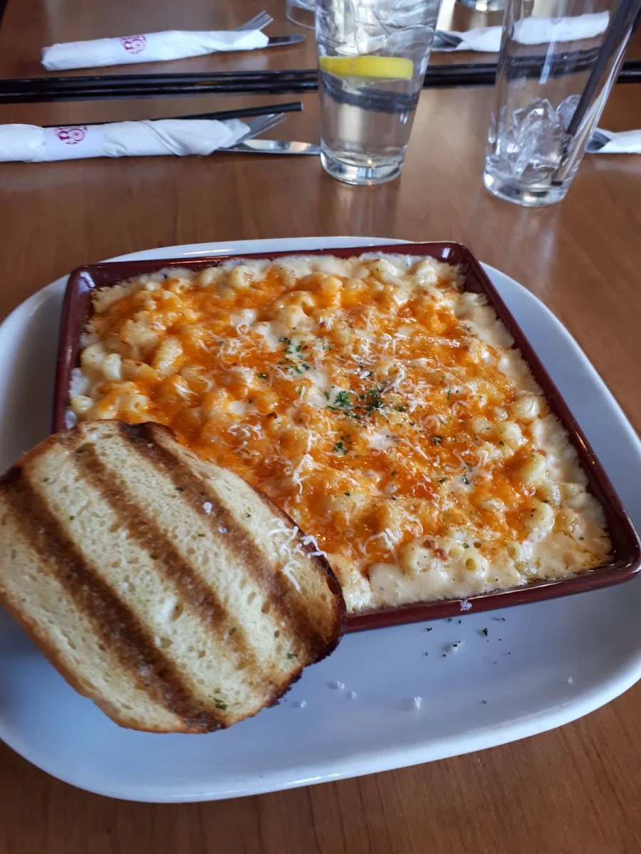 Macaroni and Cheese with Garlic Bread