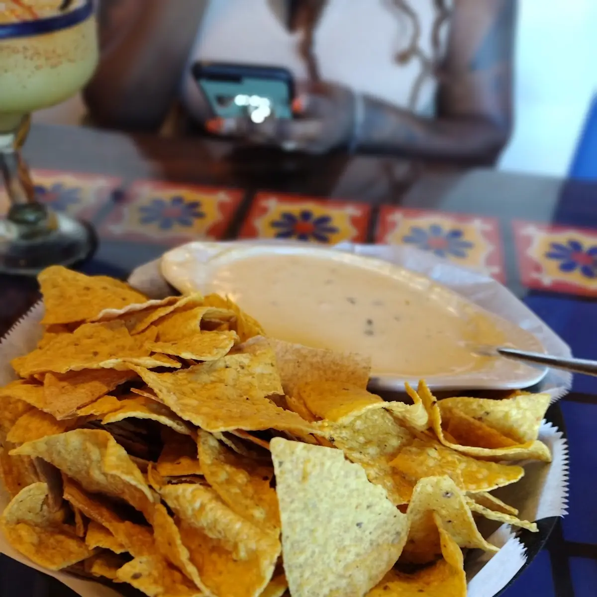 Queso Dip Y Salsa Chips