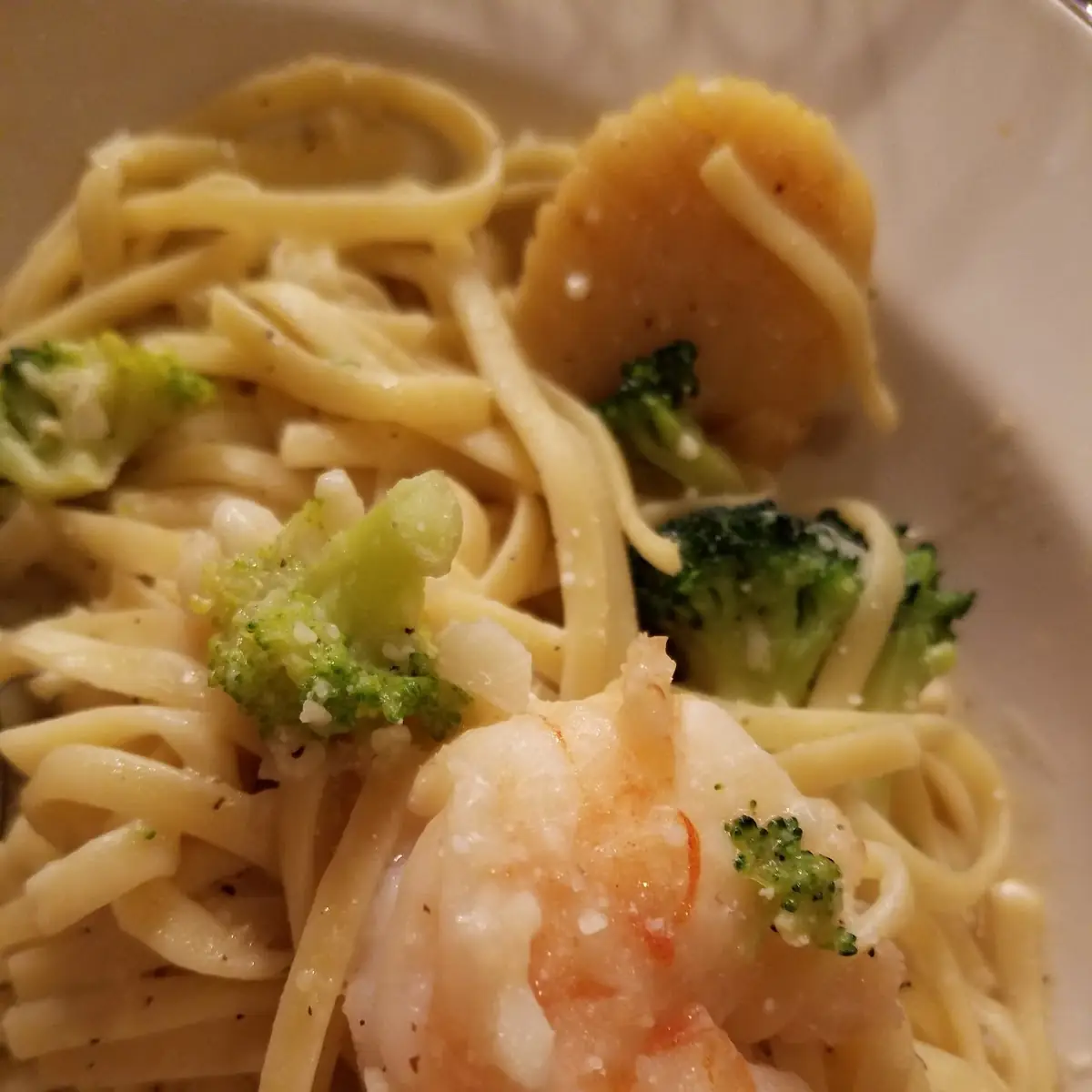Shrimp Scallops Broccoli & Garlic over Linguini