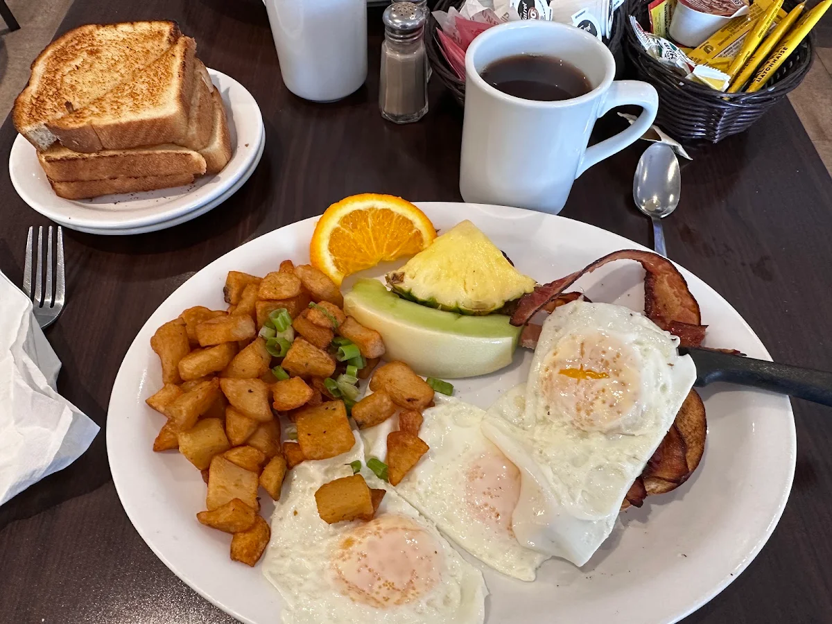 Deux œufs avec viande fumée / Two Eggs with Smoked Meat