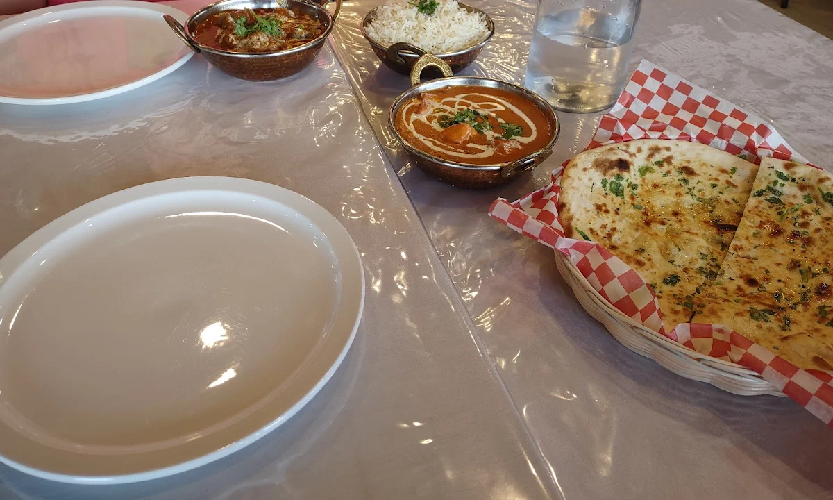 Poulet Au Beurre Riz Pilaf Pain Naan À l'Ail