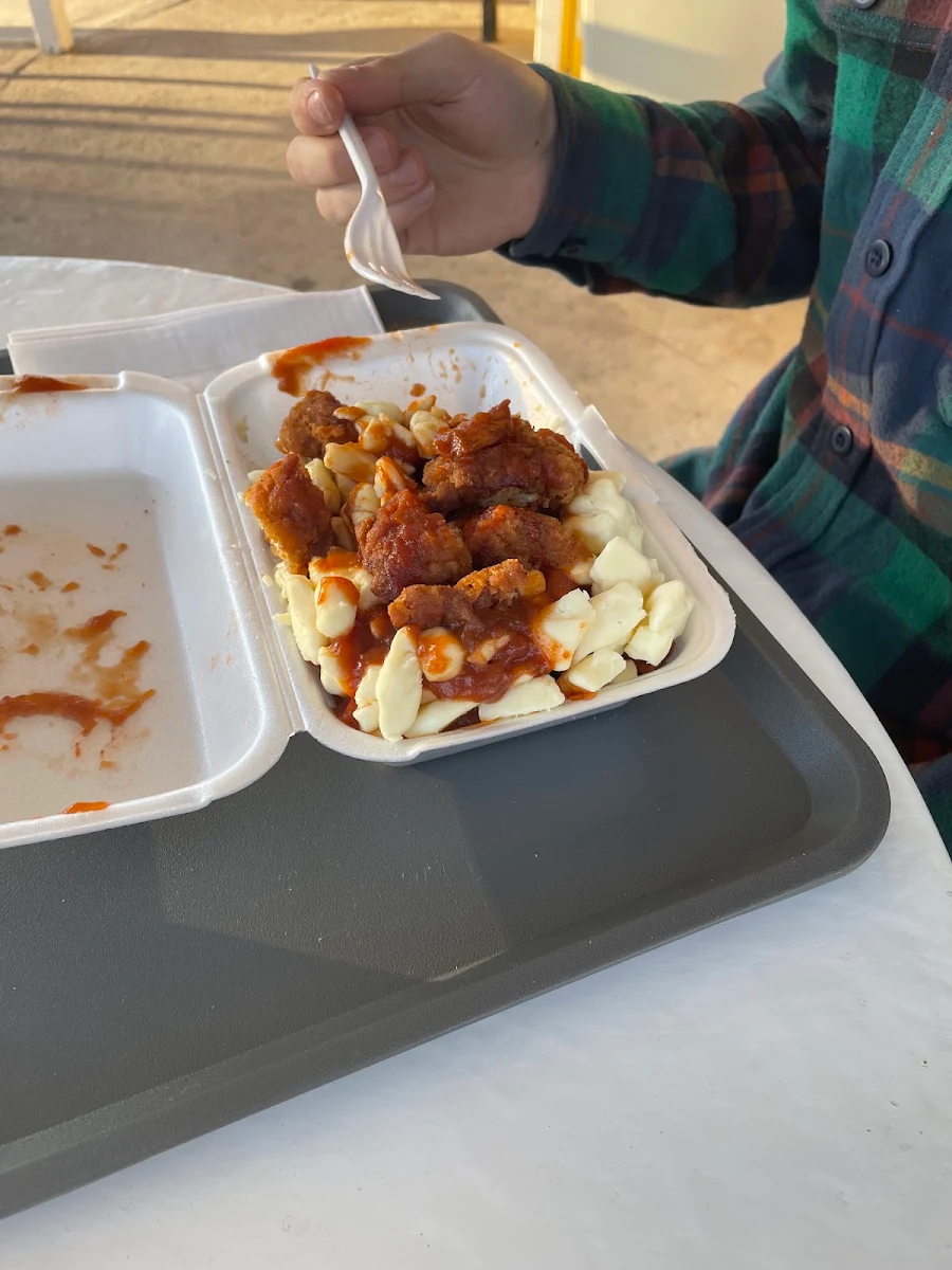 Poutine Poulet Pané Et Sauce Sriracha, Cantine La Bonne Franquette