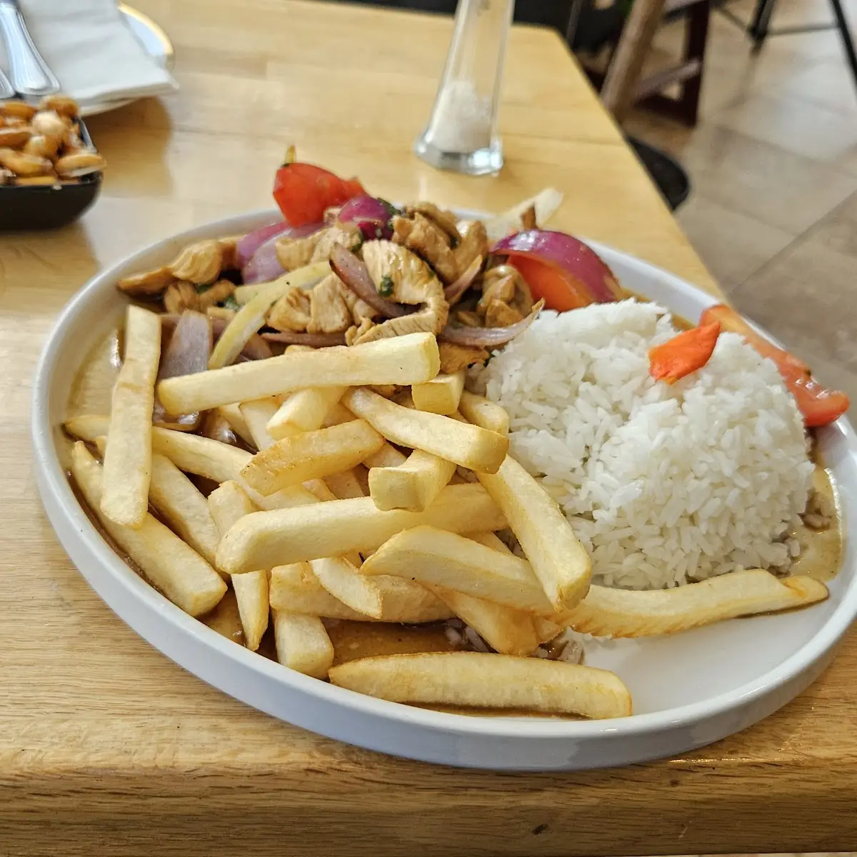 Pollo Encebollado Con Papas Fritas