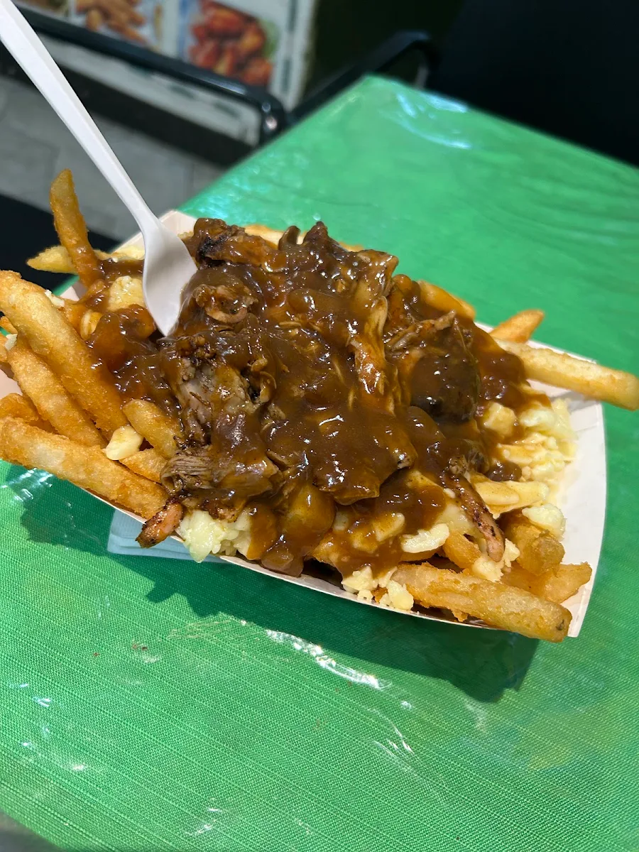Jerk Chicken Poutine, Mundys Catering