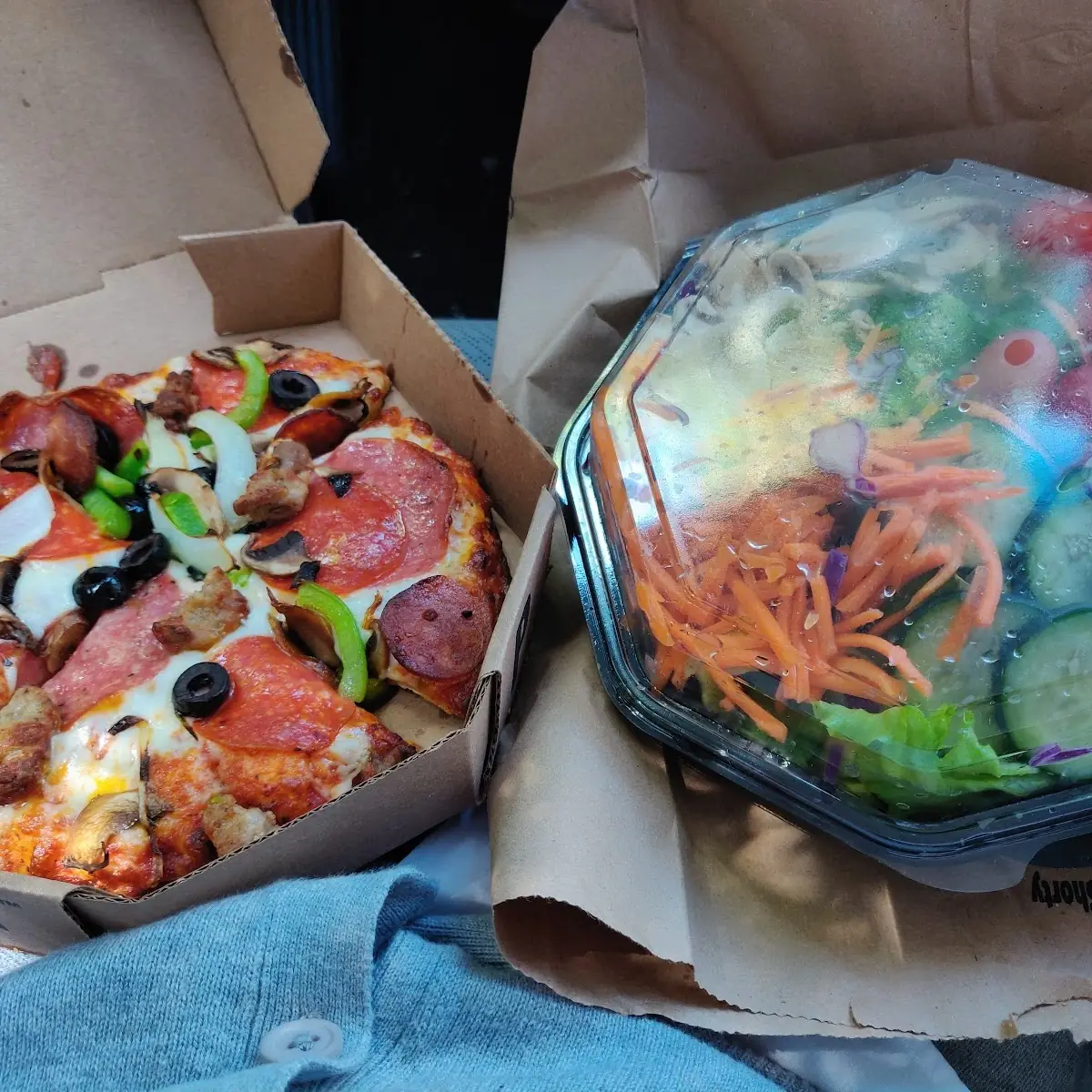 Personal Pizza with C Individual Salad & 20 Oz Soda