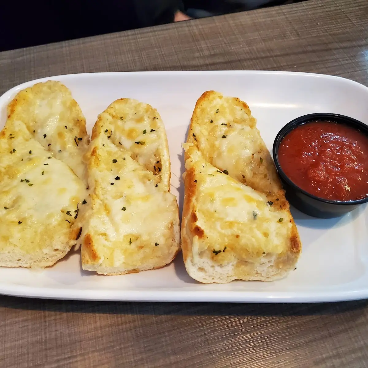 CHEESY GARLIC BREAD