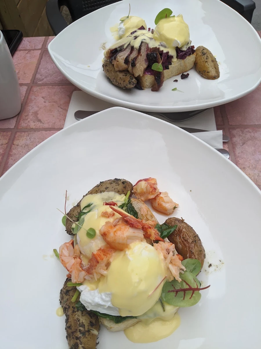 Lobster Eggs Benedict, Bistro mirepoix