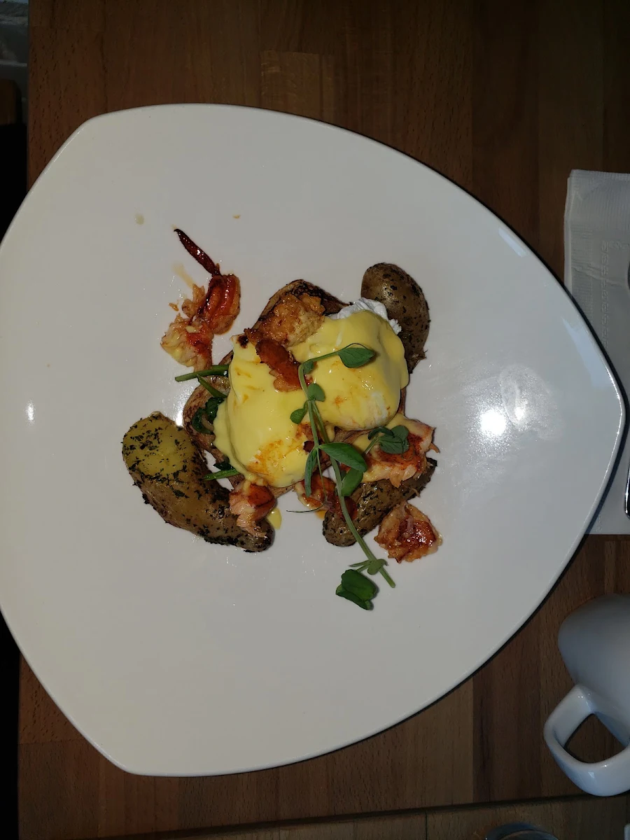 Lobster Florentine Eggs Benedict, Bistro mirepoix