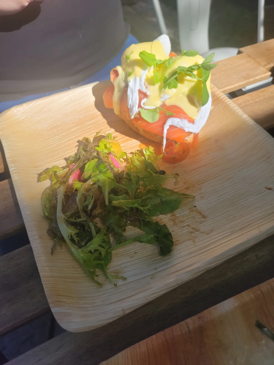 Salmon Avocado Benedict, Bistro mirepoix