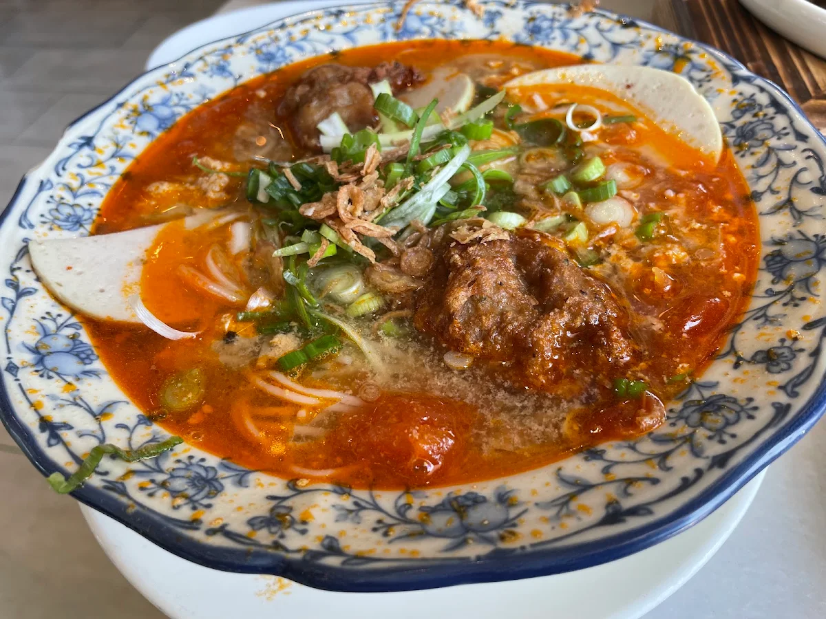 (L)Pho tai bo vien in spicy hue soup