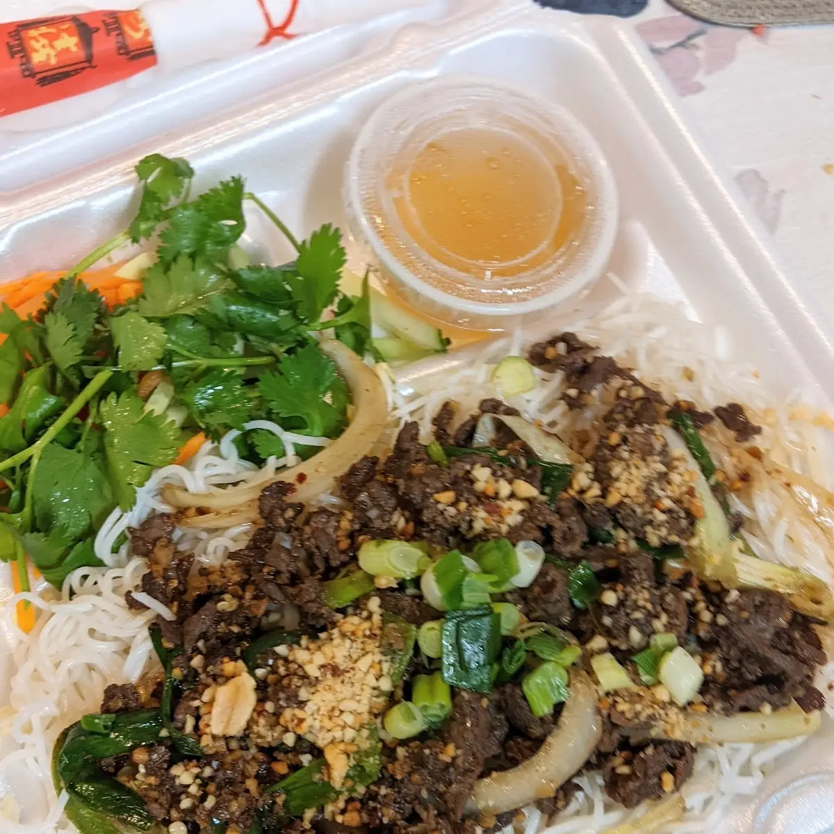 Beef & Onion Wok Stir-Fried Served over Vermicelli & Vegetables Bún Bò Xào SÀ Ot