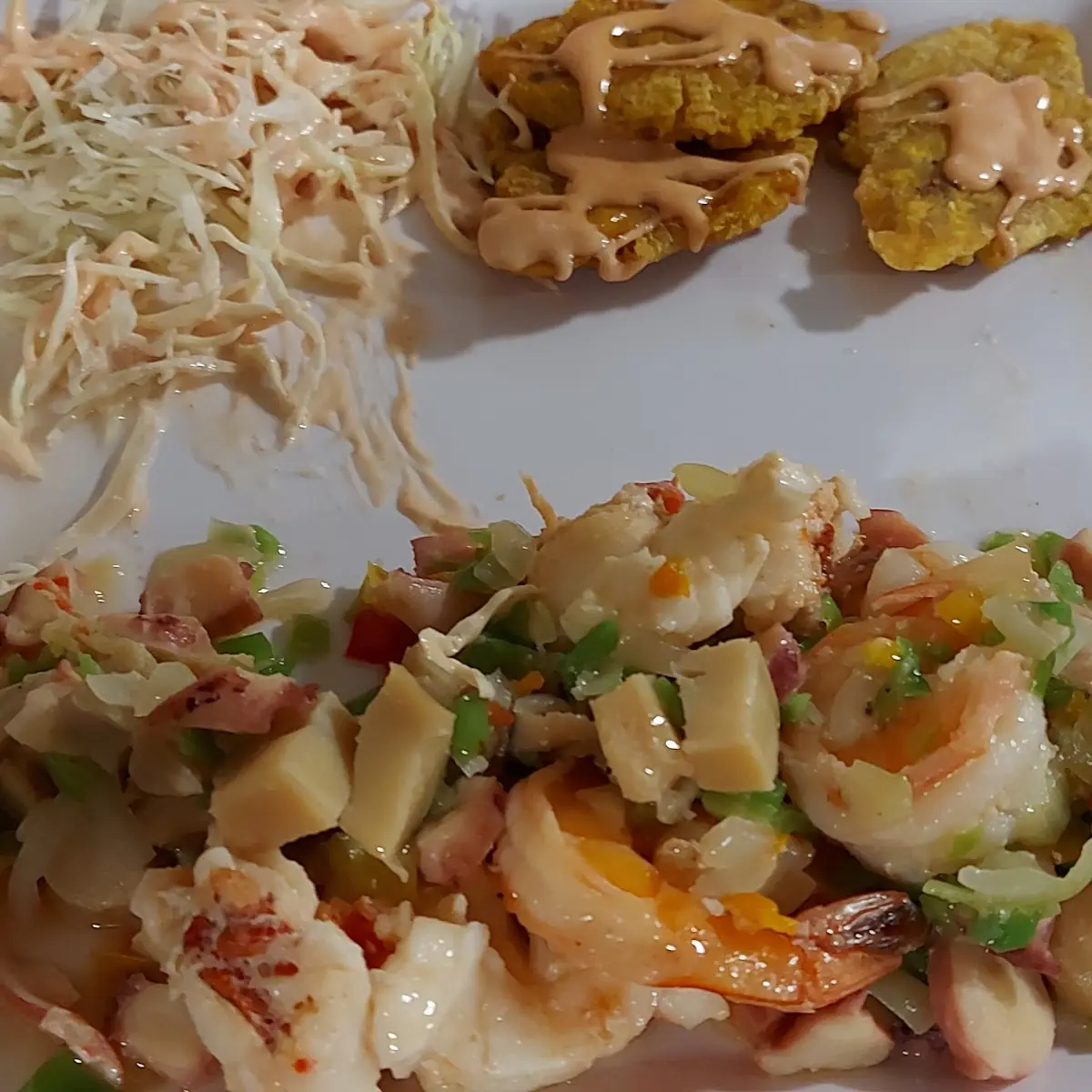 Ensalada Mixta de Marisco Con Tostones