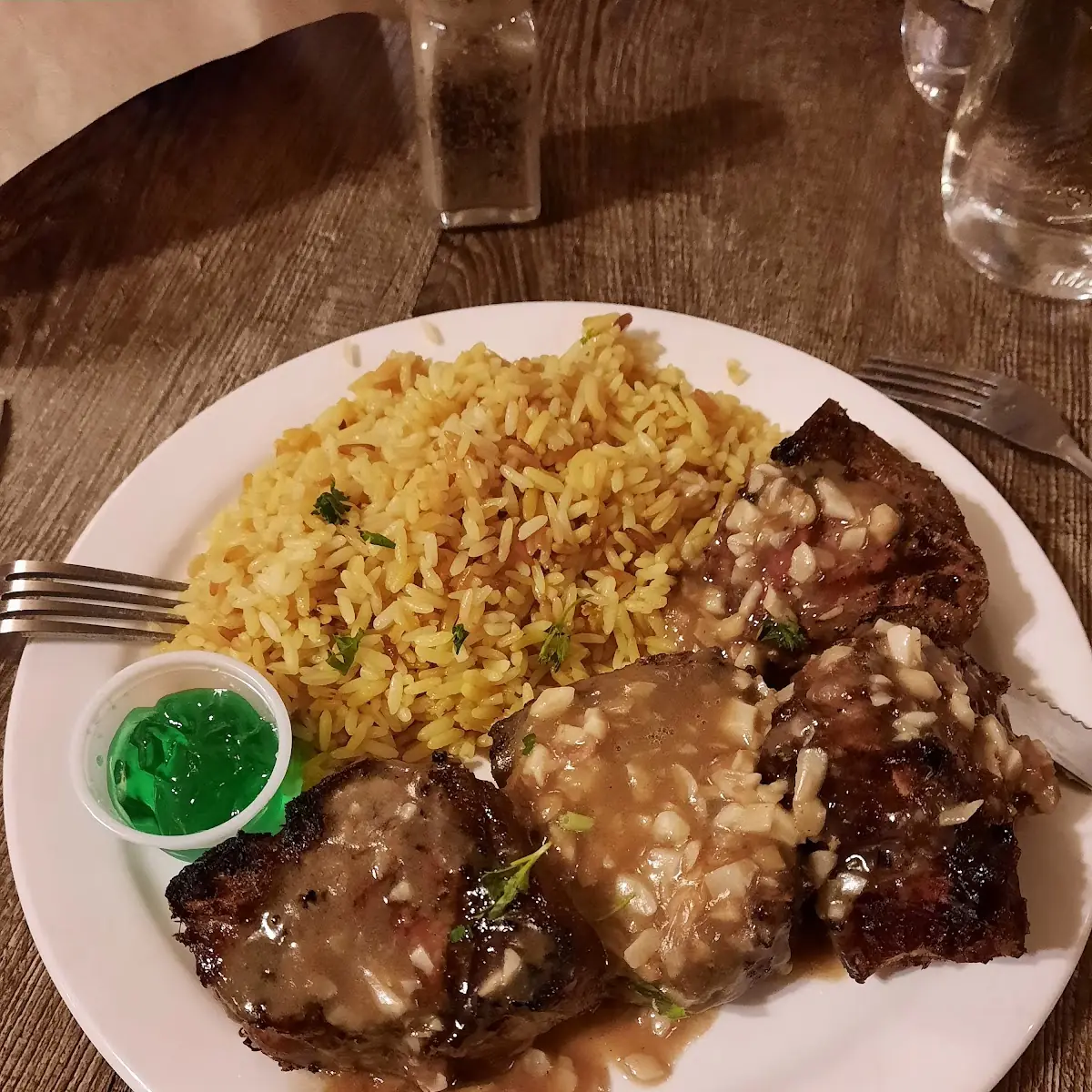 Lamb Chops with Garlic Sauce
