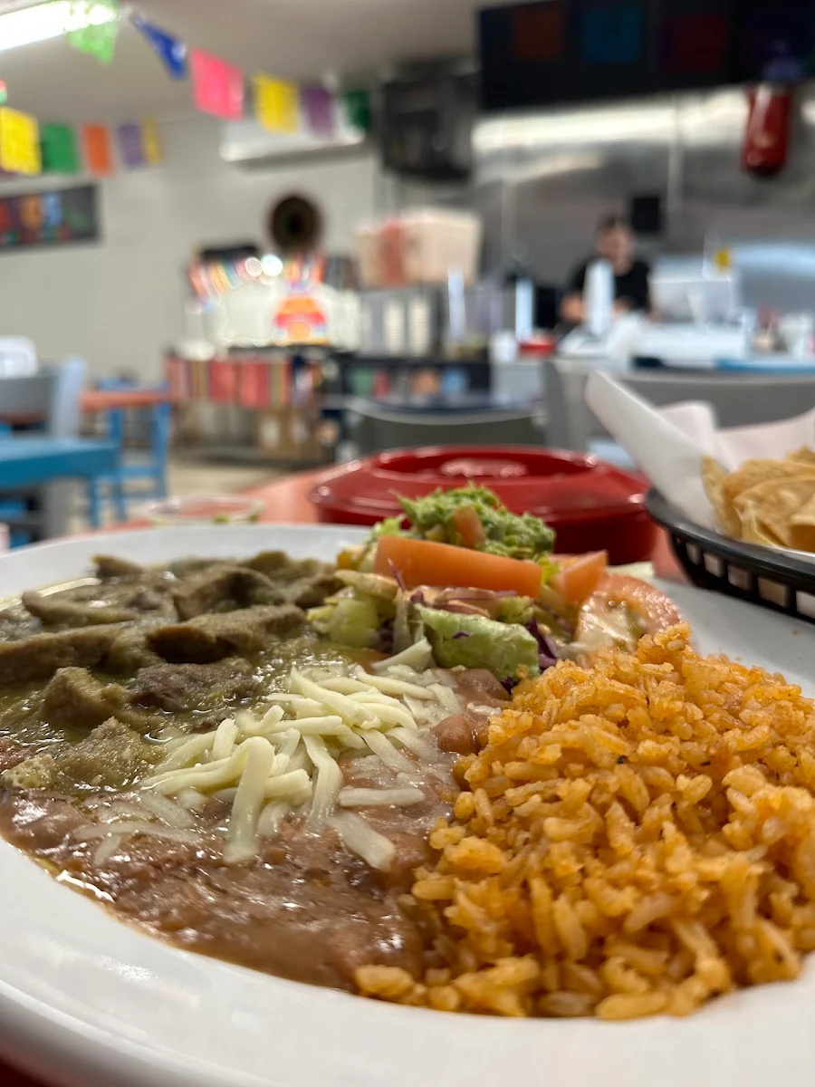 Plato De Lengua En Chile Verde