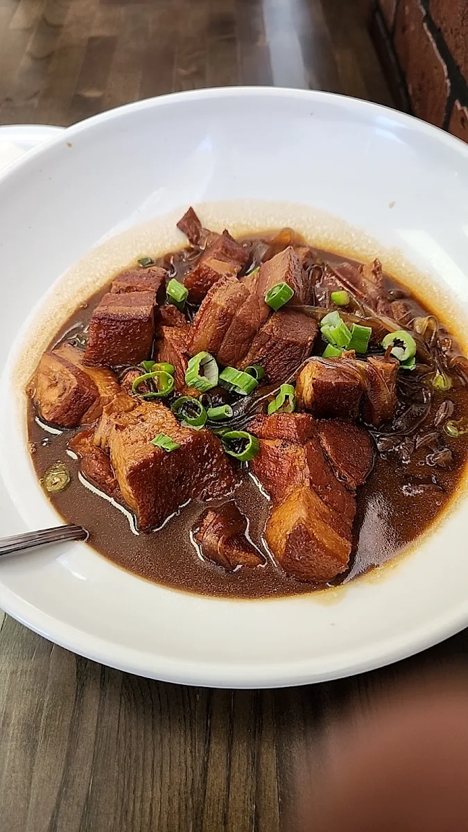Braised Pork Belly w Rice Noodle