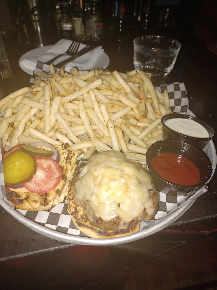 Hamburger Deluxe Burger, CC Lounge and Whisky Bar