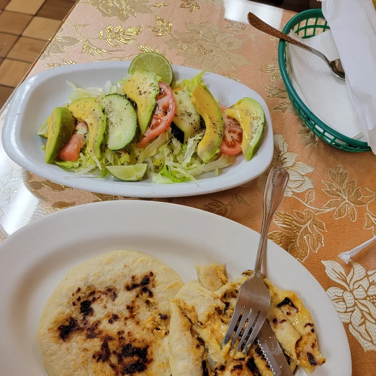 Pupusas Con Ensalada Verde