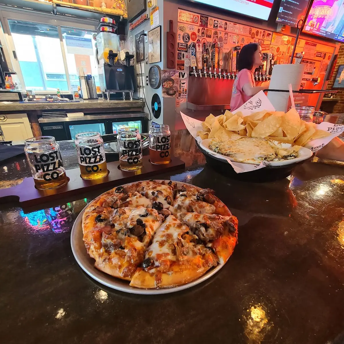 Small Kujo Pizza and Spinach Dip