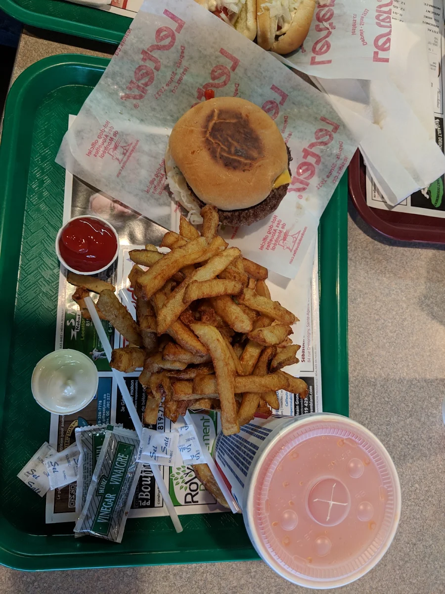 Burger and Fries, Restaurant La Belle Province
