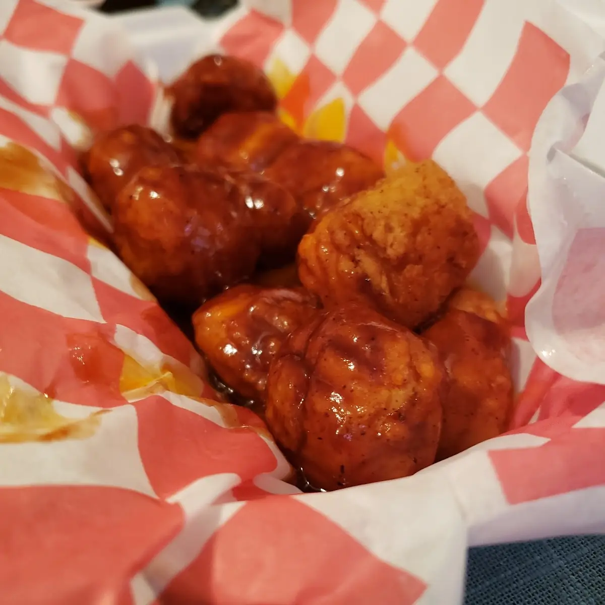 6pc BONELESS WINGS & FRIES