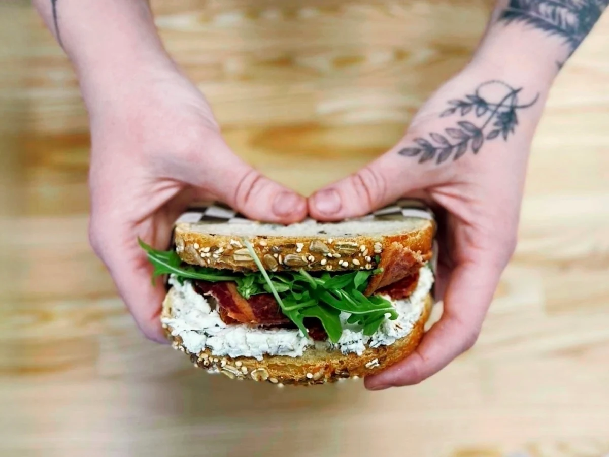 Sandwich Chèvre Et Légumes Veggie-goat Cheese Sandwich