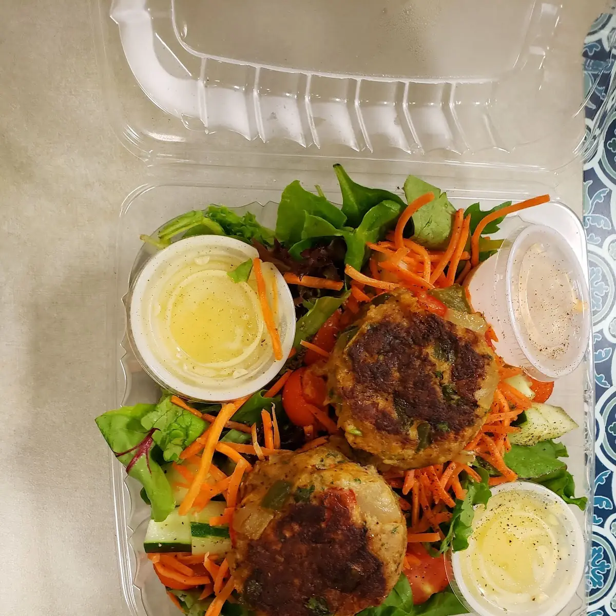 Garden Salad w Crab Cakes