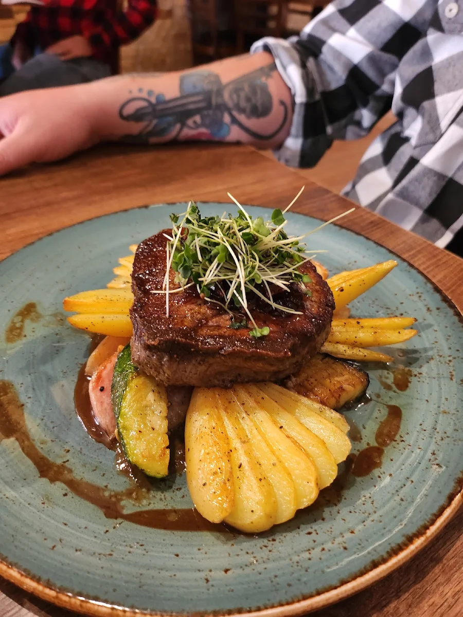 Beef Tenderloin, Garlic's of London