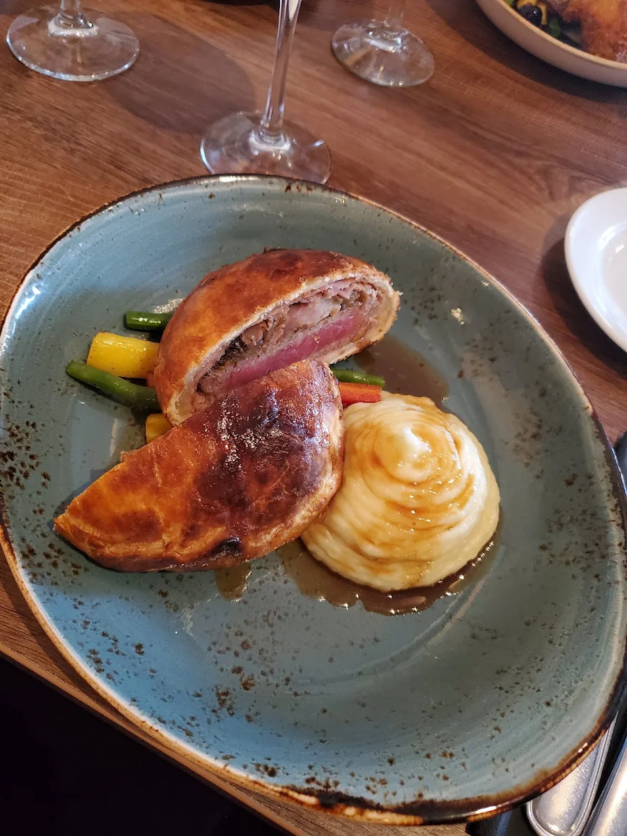 Beef Wellington, Garlic's of London