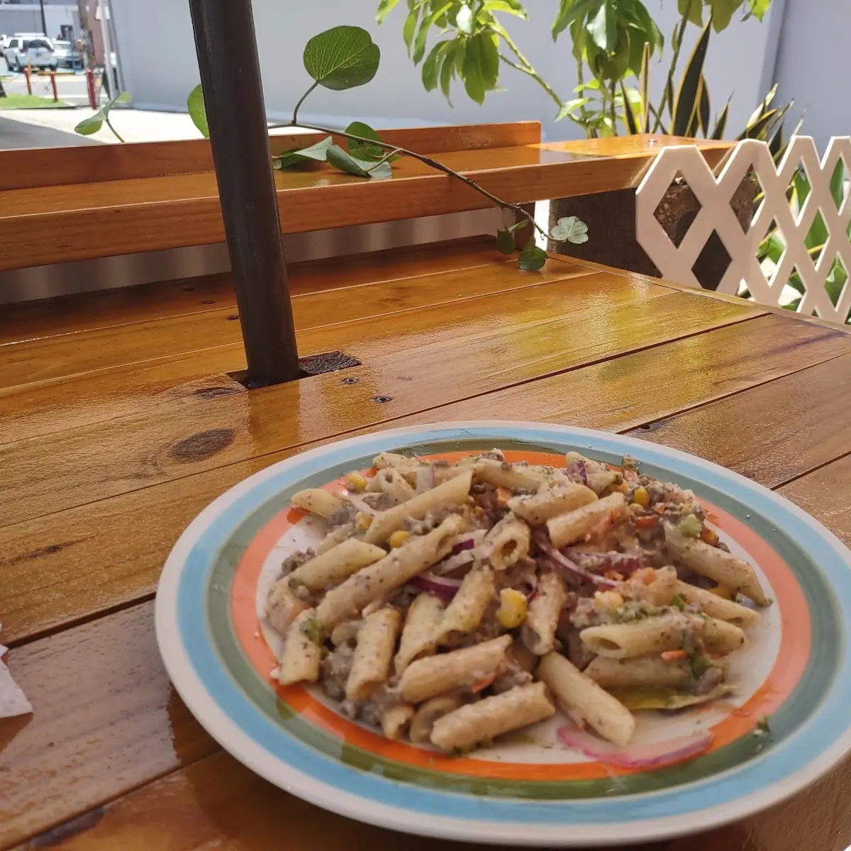 Pasta Penne Con Vegetales Y Carne Molida En Salsa Roja